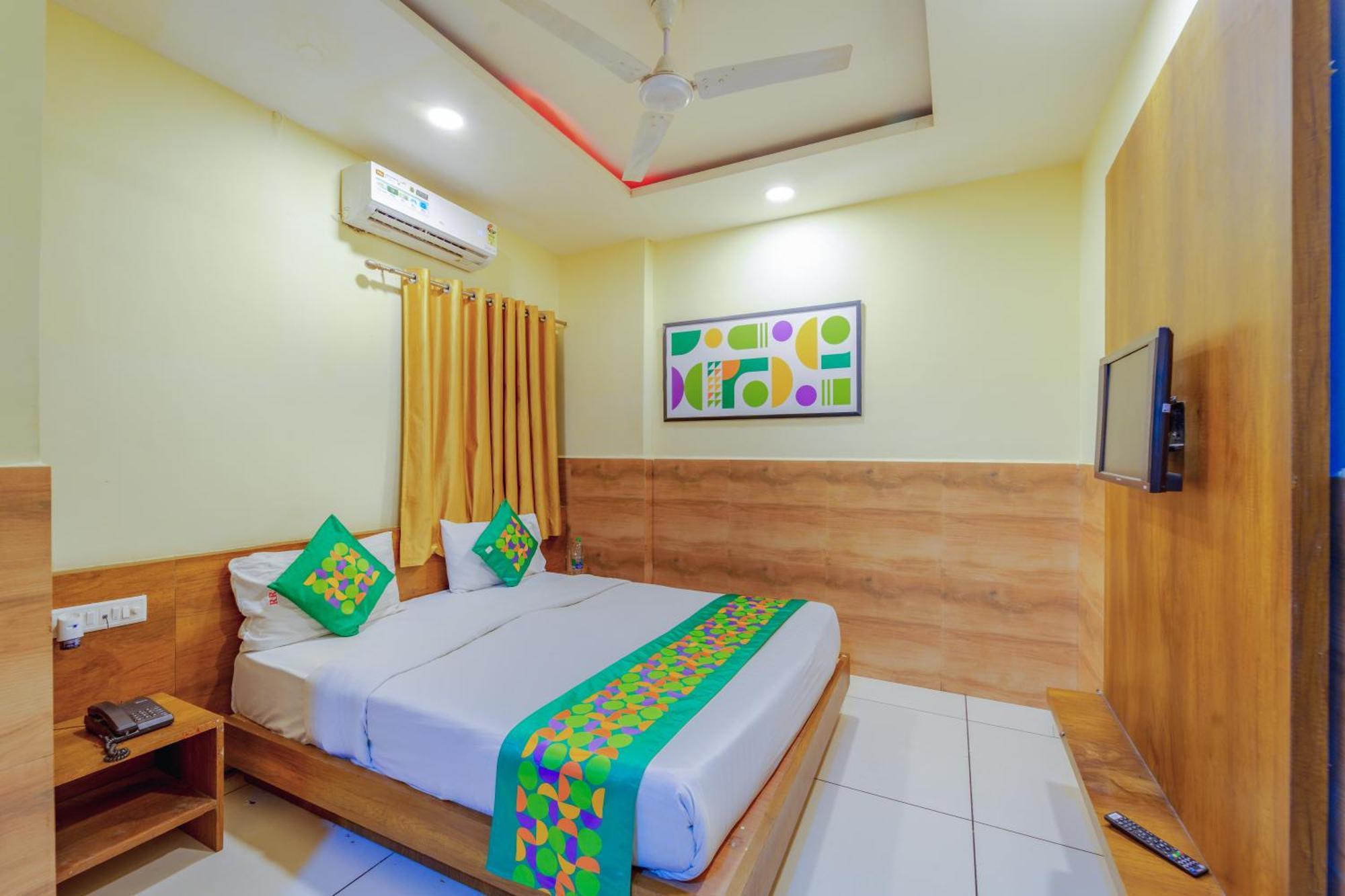 Treebo Royal Empire Indore Luaran gambar